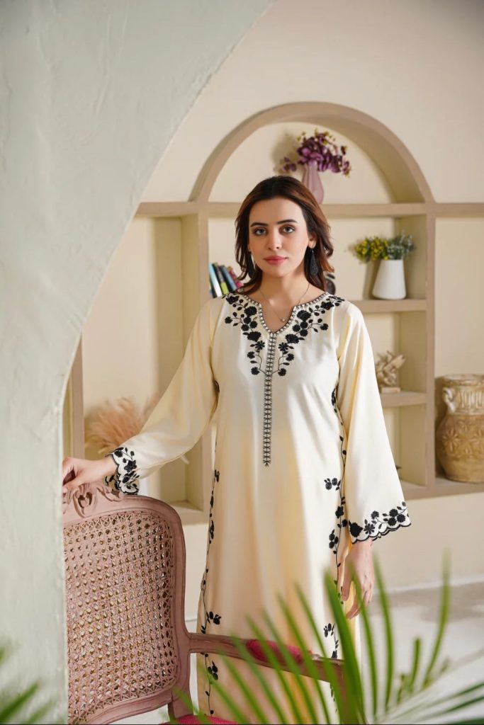 Izel 3-Piece Dhanak Suit – Brand Code 671 - alternate view